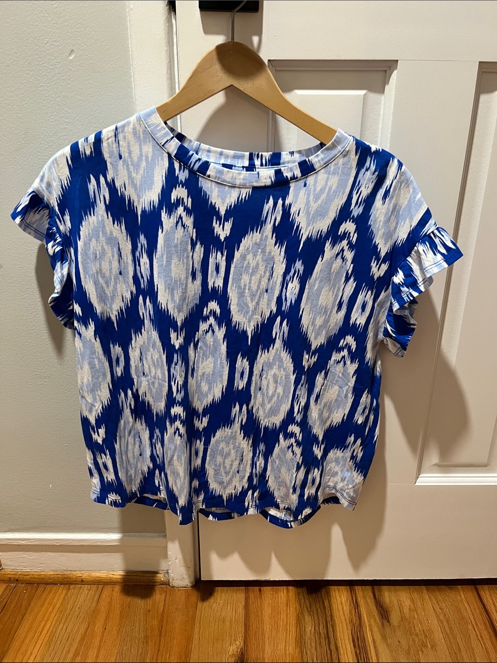 crown & ivy Blue and White Ikat Short Sleeve Top with Ruffle Sleeves
